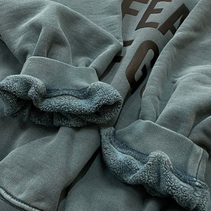 【現状渡し品】【メンズ】 FEAR OF GOD ESSENTIALS CAMPUS フィア オブ ゴッド エッセンシャルズ 90's LOGO HOODIE ロゴ フーディー トップス プルーオーバーパーカー 142-260718-sa-09-tei サイズ：M カラー：ブルー 万代Net店