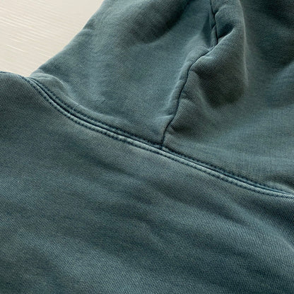 【現状渡し品】【メンズ】 FEAR OF GOD ESSENTIALS CAMPUS フィア オブ ゴッド エッセンシャルズ 90's LOGO HOODIE ロゴ フーディー トップス プルーオーバーパーカー 142-260718-sa-09-tei サイズ：M カラー：ブルー 万代Net店