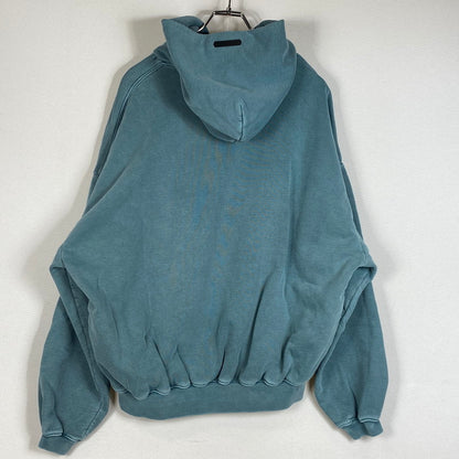 【現状渡し品】【メンズ】 FEAR OF GOD ESSENTIALS CAMPUS フィア オブ ゴッド エッセンシャルズ 90's LOGO HOODIE ロゴ フーディー トップス プルーオーバーパーカー 142-260718-sa-09-tei サイズ：M カラー：ブルー 万代Net店