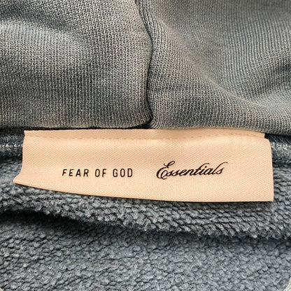【現状渡し品】【メンズ】 FEAR OF GOD ESSENTIALS CAMPUS フィア オブ ゴッド エッセンシャルズ 90's LOGO HOODIE ロゴ フーディー トップス プルーオーバーパーカー 142-260718-sa-09-tei サイズ：M カラー：ブルー 万代Net店