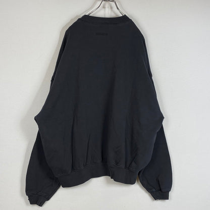 【中古品】【メンズ】 FEAR OF GOD ESSENTIALS フィア オブ ゴッド エッセンシャルズ 90's FITRAINING LOGO CREW 90年代 フィットトレーニング ロゴ クルー 長袖 トップス 142-260718-sa-05-tei サイズ：L カラー：ブラック 万代Net店