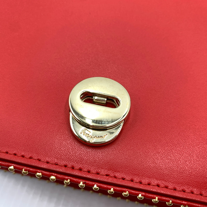 【中古品】【レディース】 Salvatore Ferragamo サルヴァトーレ・フェラガモ FZ-21 O002 ヴァラリボン スタッズショルダーバッグ カバン レザーバッグ 188-260721-ko-04-tei カラー：レッド 万代Net店