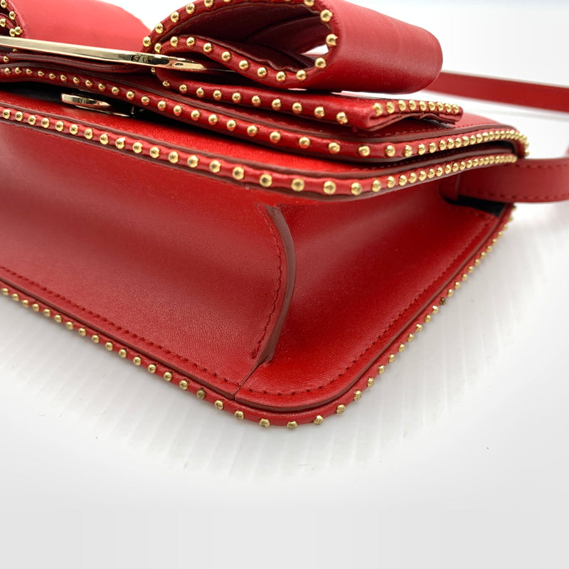 【中古品】【レディース】 Salvatore Ferragamo サルヴァトーレ・フェラガモ FZ-21 O002 ヴァラリボン スタッズショルダーバッグ カバン レザーバッグ 188-260721-ko-04-tei カラー：レッド 万代Net店