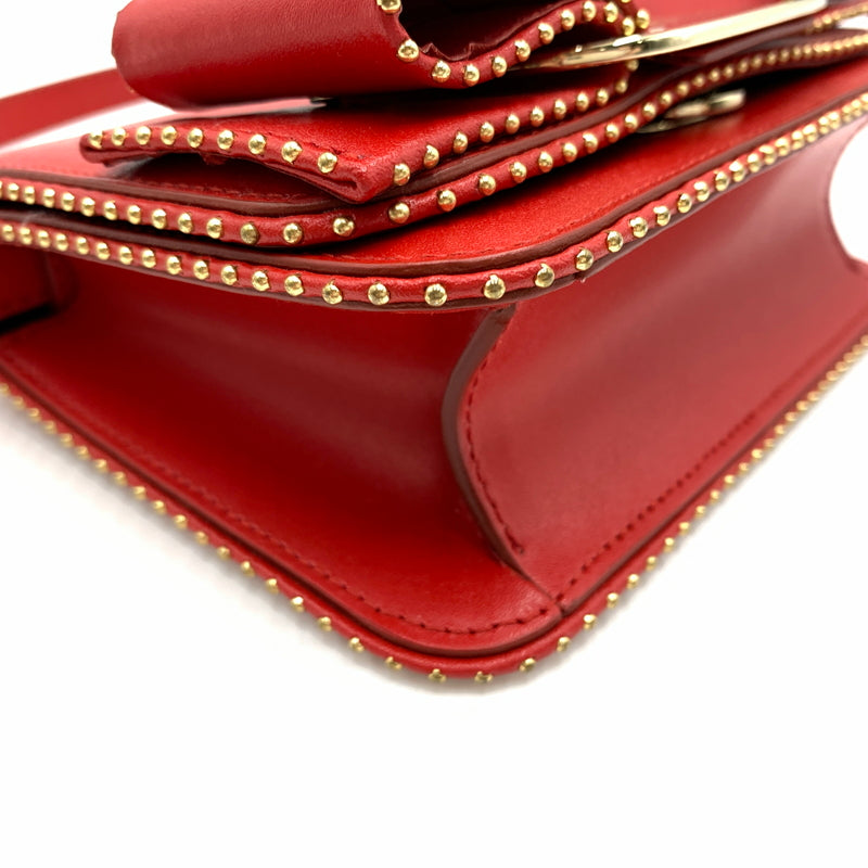 【中古品】【レディース】 Salvatore Ferragamo サルヴァトーレ・フェラガモ FZ-21 O002 ヴァラリボン スタッズショルダーバッグ カバン レザーバッグ 188-260721-ko-04-tei カラー：レッド 万代Net店