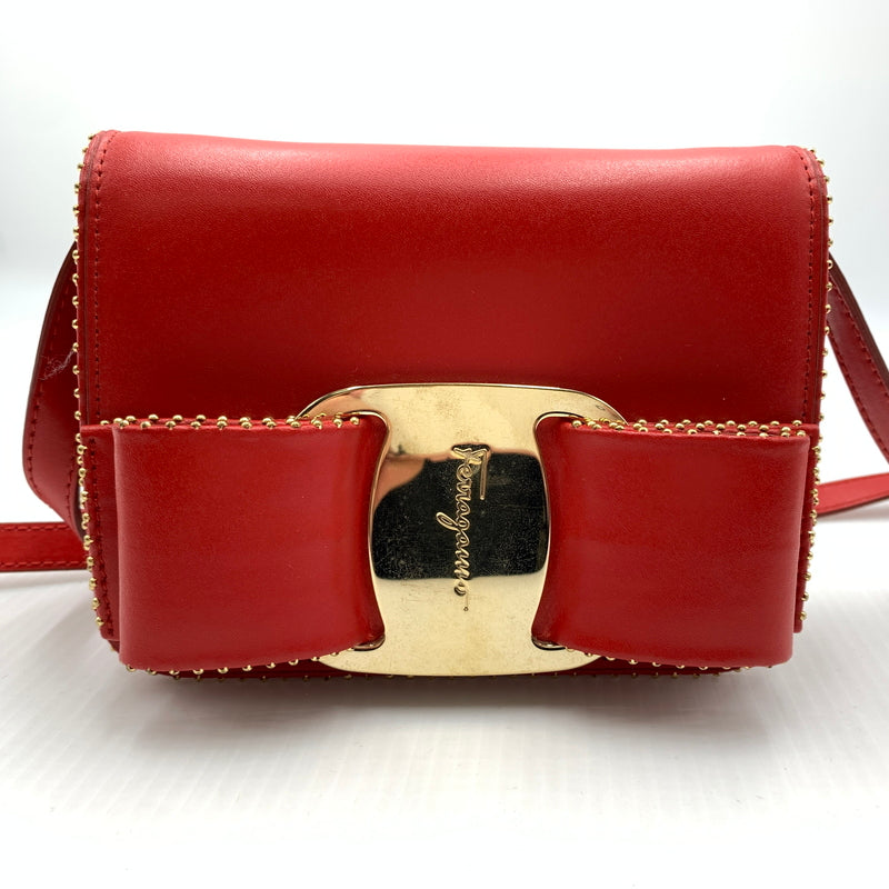 【中古品】【レディース】 Salvatore Ferragamo サルヴァトーレ・フェラガモ FZ-21 O002 ヴァラリボン スタッズショルダーバッグ カバン レザーバッグ 188-260721-ko-04-tei カラー：レッド 万代Net店