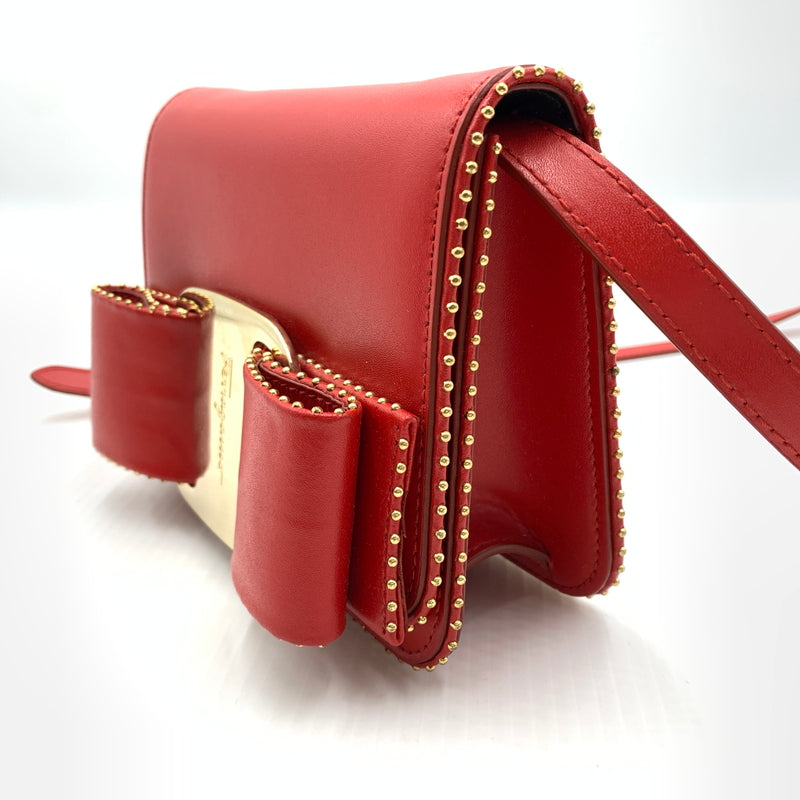 【中古品】【レディース】 Salvatore Ferragamo サルヴァトーレ・フェラガモ FZ-21 O002 ヴァラリボン スタッズショルダーバッグ カバン レザーバッグ 188-260721-ko-04-tei カラー：レッド 万代Net店
