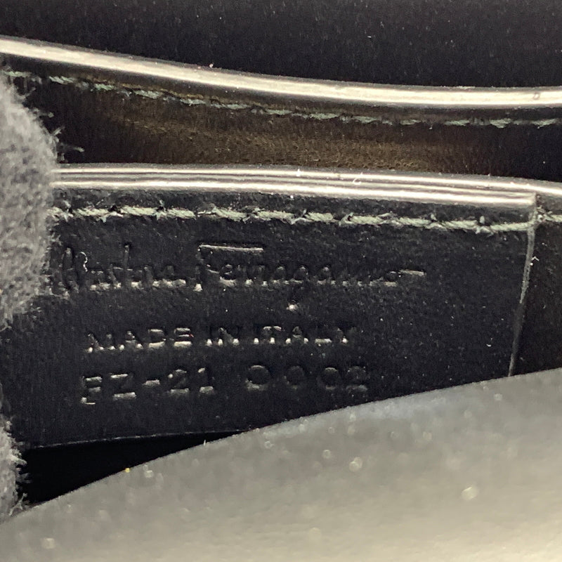 【中古品】【レディース】 Salvatore Ferragamo サルヴァトーレ・フェラガモ FZ-21 O002 ヴァラリボン スタッズショルダーバッグ カバン レザーバッグ 188-260721-ko-04-tei カラー：レッド 万代Net店