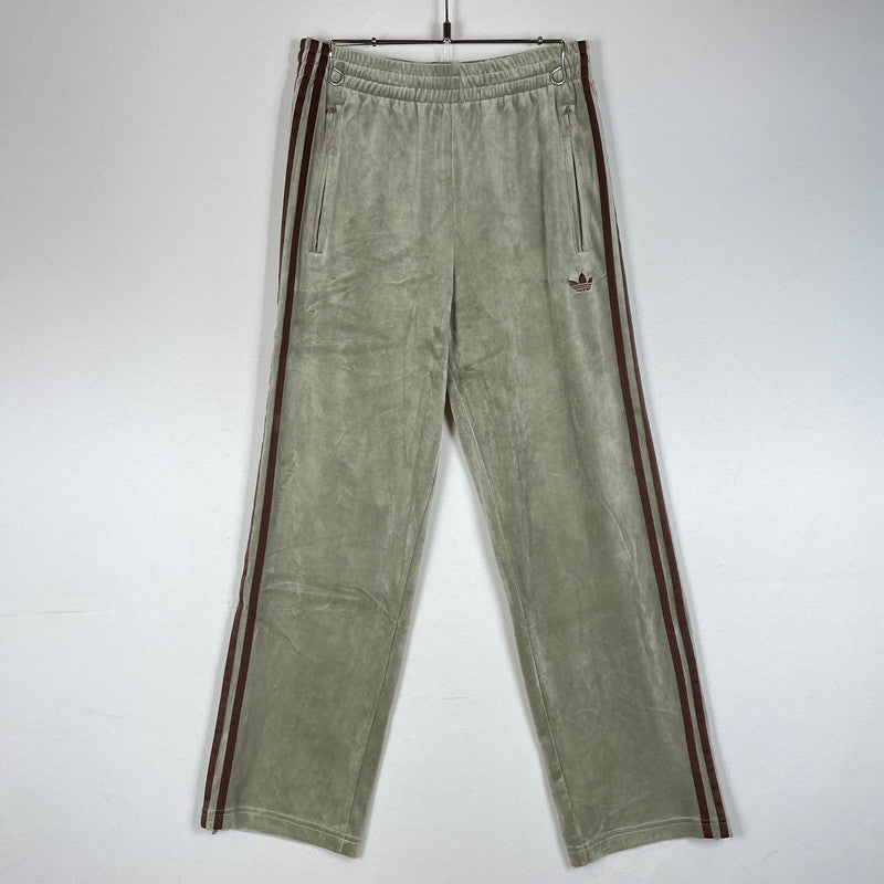 【中古品】【メンズ】 ADIDAS アディダス SMU FB TRACK PANTS VELOUR KD9388 別注 生産 トラック パンツ ベロア ボトムス ジャージ 159-260720-sa-23-tei サイズ：M カラー：カーキ 万代Net店