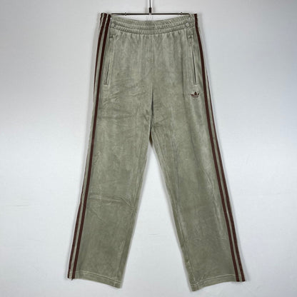 【中古品】【メンズ】 ADIDAS アディダス SMU FB TRACK PANTS VELOUR KD9388 別注 生産 トラック パンツ ベロア ボトムス ジャージ 159-260720-sa-23-tei サイズ：M カラー：カーキ 万代Net店