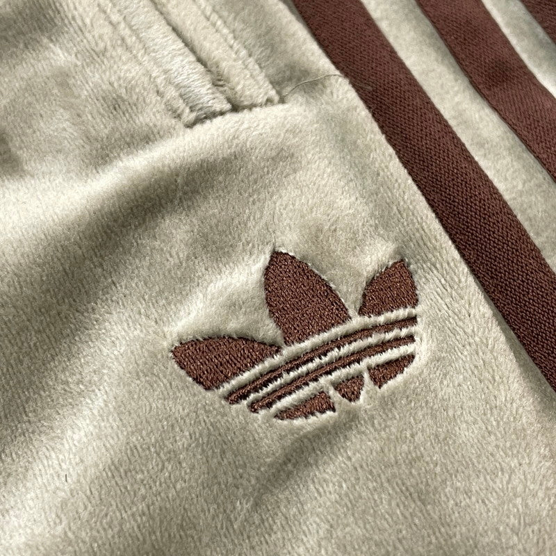 【中古品】【メンズ】 ADIDAS アディダス SMU FB TRACK PANTS VELOUR KD9388 別注 生産 トラック パンツ ベロア ボトムス ジャージ 159-260720-sa-23-tei サイズ：M カラー：カーキ 万代Net店