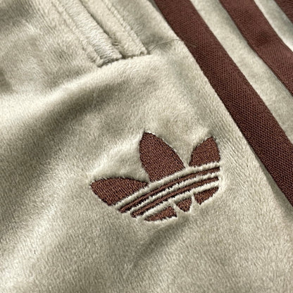 【中古品】【メンズ】 ADIDAS アディダス SMU FB TRACK PANTS VELOUR KD9388 別注 生産 トラック パンツ ベロア ボトムス ジャージ 159-260720-sa-23-tei サイズ：M カラー：カーキ 万代Net店