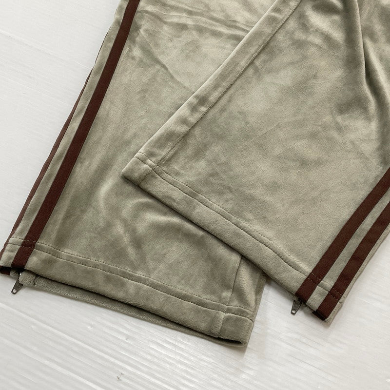 【中古品】【メンズ】 ADIDAS アディダス SMU FB TRACK PANTS VELOUR KD9388 別注 生産 トラック パンツ ベロア ボトムス ジャージ 159-260720-sa-23-tei サイズ：M カラー：カーキ 万代Net店