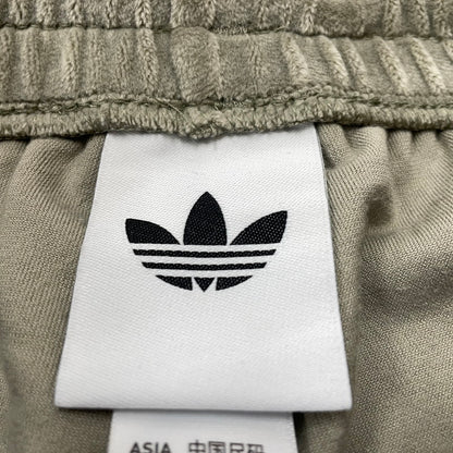 【中古品】【メンズ】 ADIDAS アディダス SMU FB TRACK PANTS VELOUR KD9388 別注 生産 トラック パンツ ベロア ボトムス ジャージ 159-260720-sa-23-tei サイズ：M カラー：カーキ 万代Net店