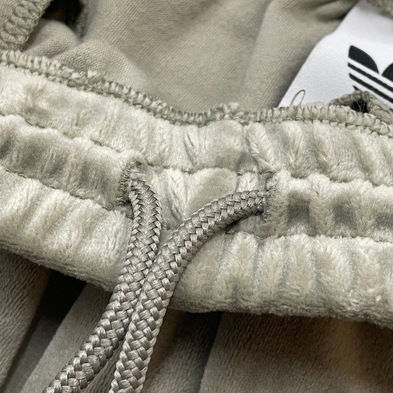 【中古品】【メンズ】 ADIDAS アディダス SMU FB TRACK PANTS VELOUR KD9388 別注 生産 トラック パンツ ベロア ボトムス ジャージ 159-260720-sa-23-tei サイズ：M カラー：カーキ 万代Net店