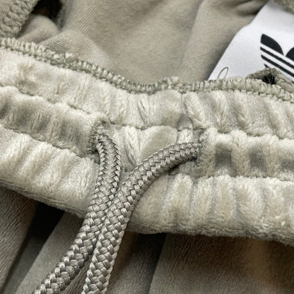 【中古品】【メンズ】 ADIDAS アディダス SMU FB TRACK PANTS VELOUR KD9388 別注 生産 トラック パンツ ベロア ボトムス ジャージ 159-260720-sa-23-tei サイズ：M カラー：カーキ 万代Net店