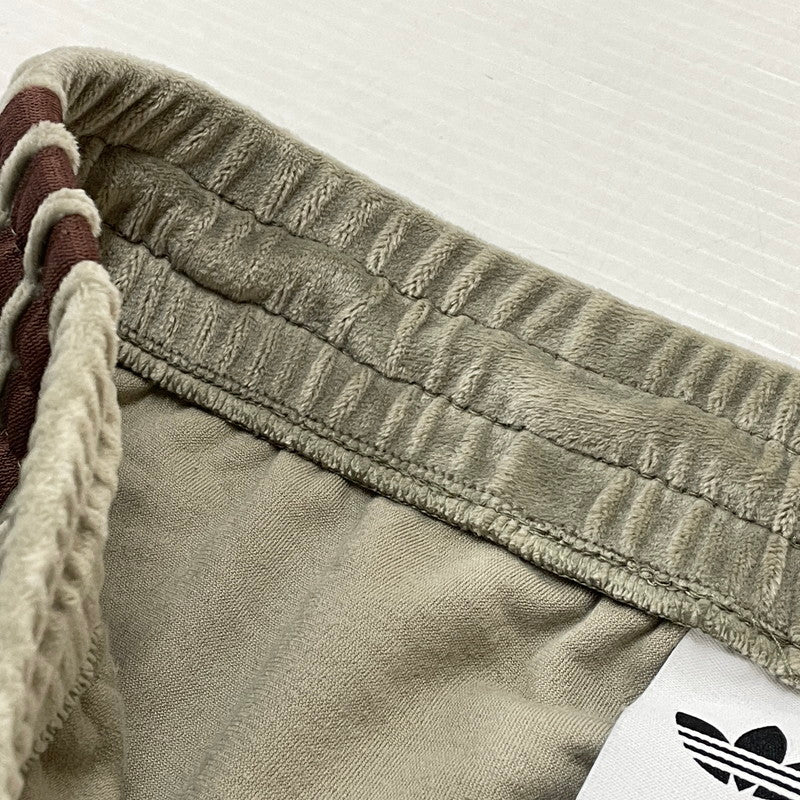【中古品】【メンズ】 ADIDAS アディダス SMU FB TRACK PANTS VELOUR KD9388 別注 生産 トラック パンツ ベロア ボトムス ジャージ 159-260720-sa-23-tei サイズ：M カラー：カーキ 万代Net店