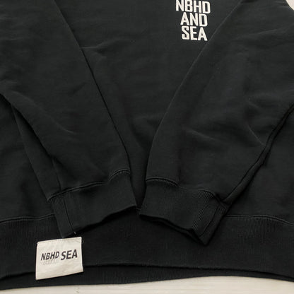 【中古品】【メンズ】 NEIGHBORHOOD ネイバーフッド × WINDANDSEA ウィンダンシー 別注コラボ LOGOSWEAT 231UWWSN ロゴ スウェット トップス トレ－ナー 142-260721-sa-04-tei サイズ：S カラー：ブラック 万代Net店