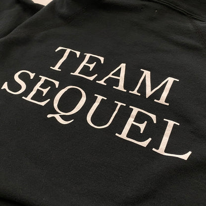 【中古品】【メンズ】 SEQUEL スィークェル LOGO HOODIE SQ-22AW-HD-03 ロゴ フーディー トップス プルーオーバーパーカー 142-260721-sa-08-tei サイズ：S カラー：ブラック 万代Net店