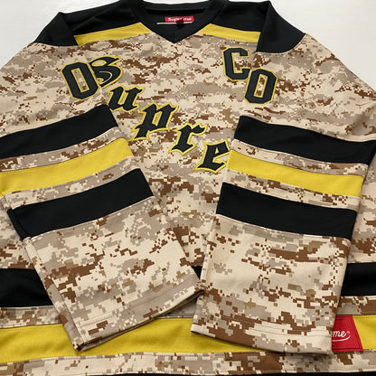 【中古品】【メンズ】 SUPREME シュプリーム 25FW FIRE&ICE HOCKEY JERSEY 2025年秋冬 ファイヤーアンドアイス ホッケー ジャージ 長袖 トップス 149-260724-sa-17-tei サイズ：L カラー：カモ柄 万代Net店