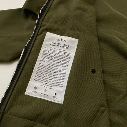 【中古品】【メンズ】 STONE ISLAND ストーン アイランド LIGHT SOFT SHELL-R HOODED JACKET 741540727 ライト ソフト シェル フード ジャケット 141-260724-sa-24-tei サイズ：M カラー：カーキ 万代Net店