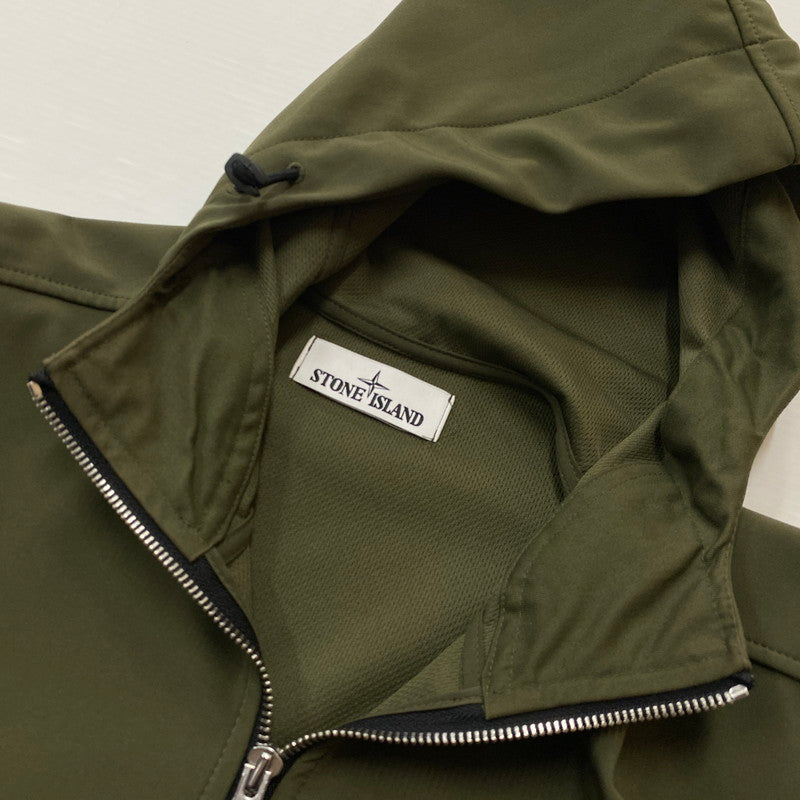 【中古品】【メンズ】 STONE ISLAND ストーン アイランド LIGHT SOFT SHELL-R HOODED JACKET 741540727 ライト ソフト シェル フード ジャケット 141-260724-sa-24-tei サイズ：M カラー：カーキ 万代Net店