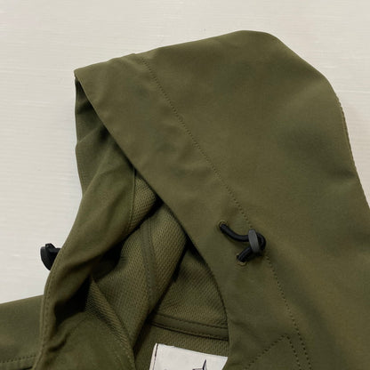 【中古品】【メンズ】 STONE ISLAND ストーン アイランド LIGHT SOFT SHELL-R HOODED JACKET 741540727 ライト ソフト シェル フード ジャケット 141-260724-sa-24-tei サイズ：M カラー：カーキ 万代Net店