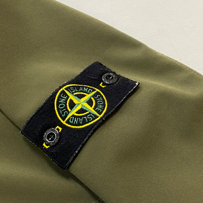 【中古品】【メンズ】 STONE ISLAND ストーン アイランド LIGHT SOFT SHELL-R HOODED JACKET 741540727 ライト ソフト シェル フード ジャケット 141-260724-sa-24-tei サイズ：M カラー：カーキ 万代Net店