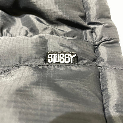 【中古品】【メンズ】 OLD Stussy オールドステューシー REVERSIBLE DOWN VEST リバーシブルダウンベスト アウター 142-260730-ss-01-tei サイズ：M/※無地側ポケット横ダメージ有 カラー：ブラック×グレー 万代Net店