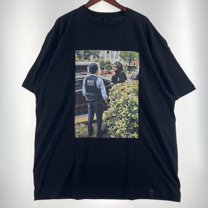 【中古品】【メンズ】 深夜未明 長尾君 HELLO POLICE BIG S/S T-SHIRT ハロー ポリス ビッグ ショートスリーブTシャツ 半袖トップス 147-260730-ss-02-tei サイズ：FREE カラー：ブラック 万代Net店