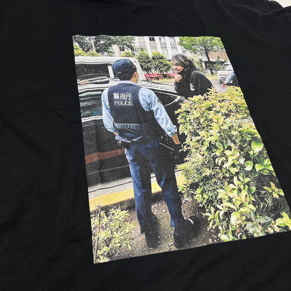 【中古品】【メンズ】 深夜未明 長尾君 HELLO POLICE BIG S/S T-SHIRT ハロー ポリス ビッグ ショートスリーブTシャツ 半袖トップス 147-260730-ss-02-tei サイズ：FREE カラー：ブラック 万代Net店
