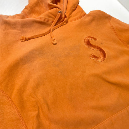 【現状渡し品】【メンズ】 Supreme シュプリーム S LOGO HOODED SWEATSHIRT Sロゴフーディー スウェットシャツ トップス プルオーバーパーカー 149-260730-ss-04-tei サイズ：M ※色褪せあり カラー：オレンジ 万代Net店