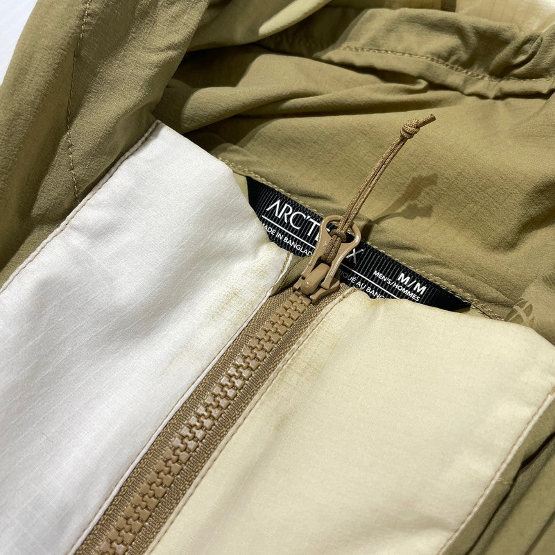 【中古品】【メンズ】 ARC'TERYX アークテリクス × BEAMS ビームス 別注コラボ SQUAMISH HOODY X00000922901 スコーミッシュ フーディ ライトアウター ジャケット 144-260727-yo-12-tei サイズ：M カラー：ベージュ 万代Net店