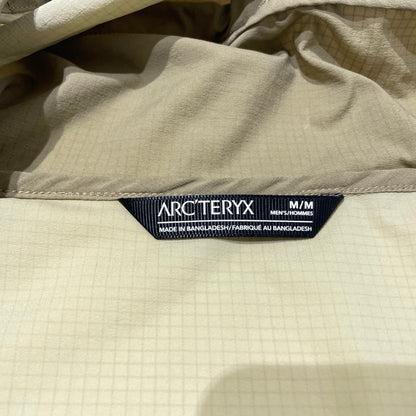 【中古品】【メンズ】 ARC'TERYX アークテリクス × BEAMS ビームス 別注コラボ SQUAMISH HOODY X00000922901 スコーミッシュ フーディ ライトアウター ジャケット 144-260727-yo-12-tei サイズ：M カラー：ベージュ 万代Net店