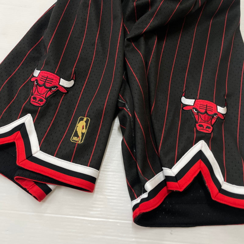 【中古品】【メンズ】 MITCHELL & NESS ミッチェル アンド ネス CHICAGO BULLS 1996-97 ALTERNATE AUTHENTIC SHORTS シカゴ ブルズ 1996-97 オルタネイト オーセンティック ショーツ ボトムス 短パン 159-260728-sa-02-tei サイズ：S カラー：ブラック 万代Net店