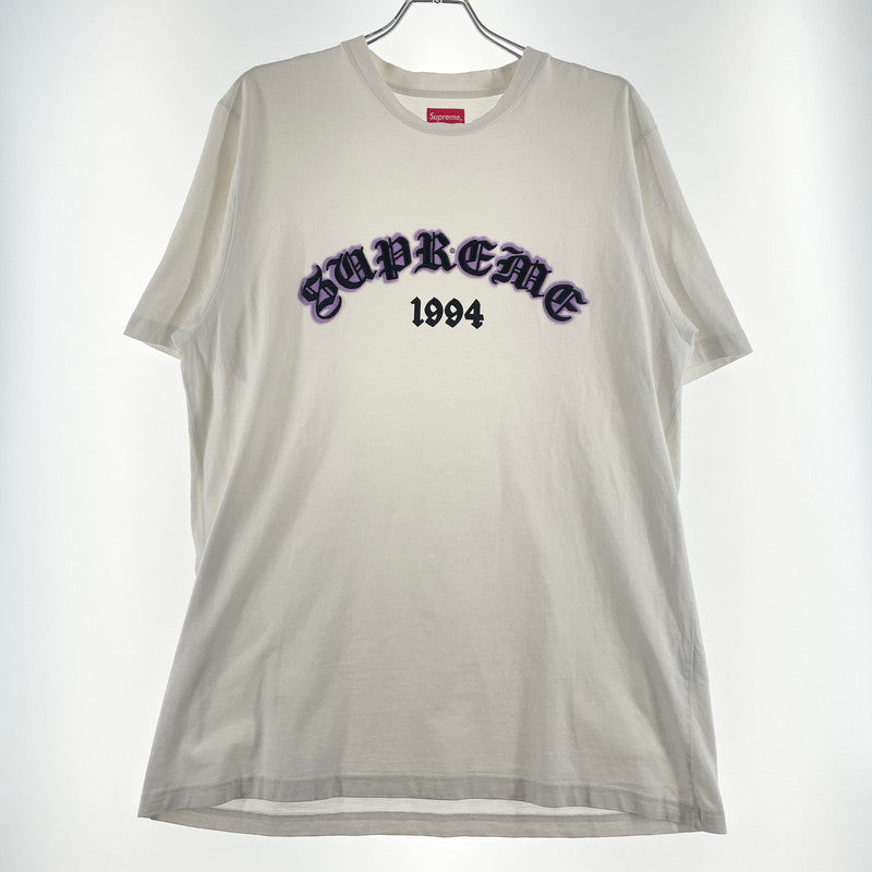 【現状渡し品】【メンズ】 SUPREME シュプリーム 22SS OLD ENGLISH GLOW S/S TEE 2022年春夏 オールド イングリッシュ ショートスリーブ Tシャツ 半袖 トップス 149-260728-sa-10-tei サイズ：L カラー：ホワイト 万代Net店