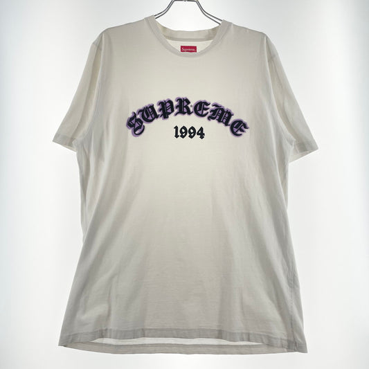 【現状渡し品】【メンズ】 SUPREME シュプリーム 22SS OLD ENGLISH GLOW S/S TEE 2022年春夏 オールド イングリッシュ ショートスリーブ Tシャツ 半袖 トップス 149-260728-sa-10-tei サイズ：L カラー：ホワイト 万代Net店