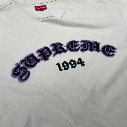 【現状渡し品】【メンズ】 SUPREME シュプリーム 22SS OLD ENGLISH GLOW S/S TEE 2022年春夏 オールド イングリッシュ ショートスリーブ Tシャツ 半袖 トップス 149-260728-sa-10-tei サイズ：L カラー：ホワイト 万代Net店
