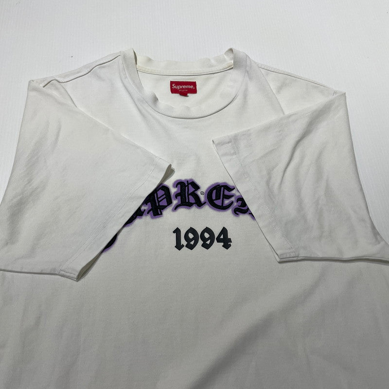 【現状渡し品】【メンズ】 SUPREME シュプリーム 22SS OLD ENGLISH GLOW S/S TEE 2022年春夏 オールド イングリッシュ ショートスリーブ Tシャツ 半袖 トップス 149-260728-sa-10-tei サイズ：L カラー：ホワイト 万代Net店