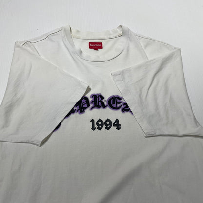 【現状渡し品】【メンズ】 SUPREME シュプリーム 22SS OLD ENGLISH GLOW S/S TEE 2022年春夏 オールド イングリッシュ ショートスリーブ Tシャツ 半袖 トップス 149-260728-sa-10-tei サイズ：L カラー：ホワイト 万代Net店