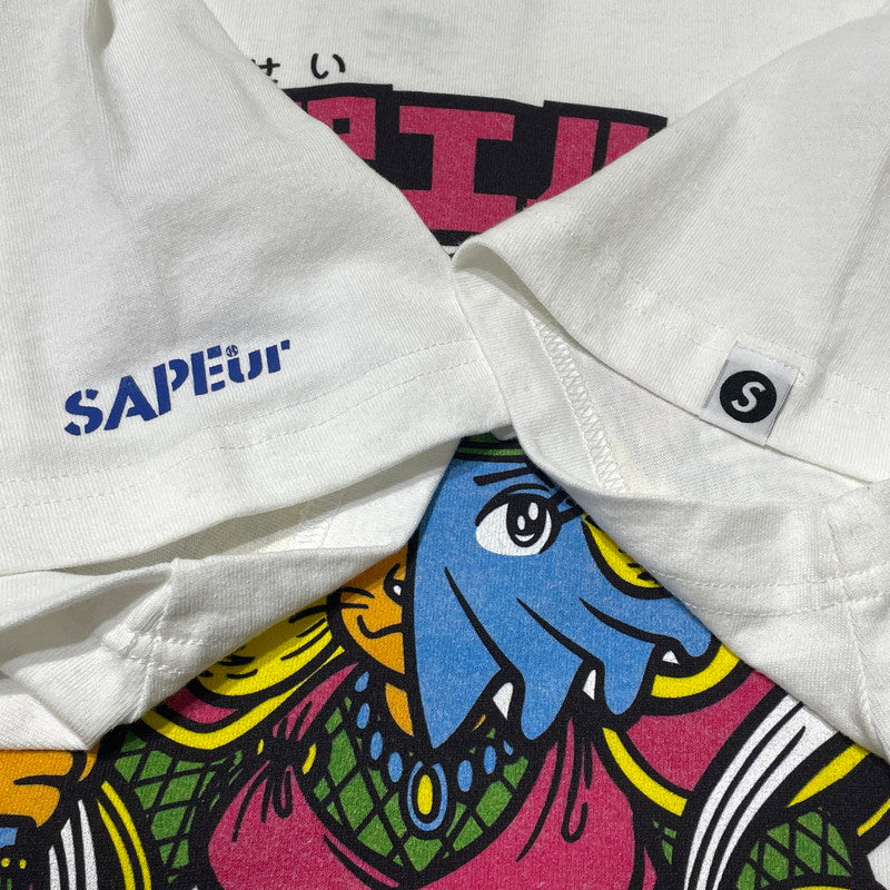 【現状渡し品】【メンズ】 SAPEUE サプール × ビックリマン BIKKURIMANN 別注コラボ ELSA S/S TEE 野聖 エルサ ショート スリーブ Tシャツ 半袖 トップス 142-260731-sa-12-tei サイズ：XXL カラー：ホワイト 万代Net店