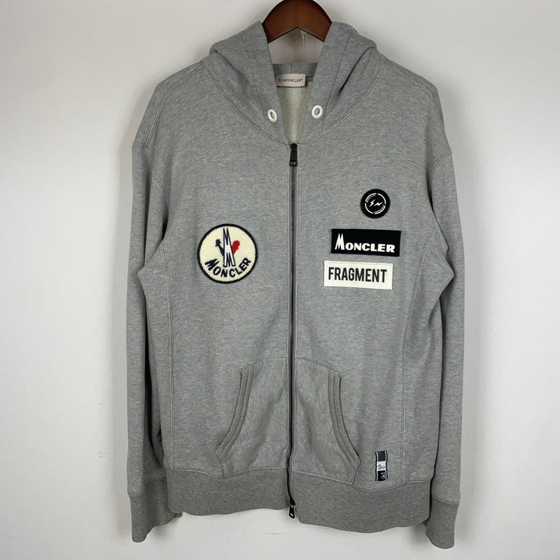 【中古品】【メンズ】 MONCLER モンクレール × FRAGMENT DESIGN フラグメント デザイン 別注コラボ 18AW MAGLIA ZIP HOODIE D209U8400450 809CB 2018年秋冬 マリア ジップ フーディ パーカー 141-260730-sa-10-tei サイズ：M カラー：グレー 万代Net店