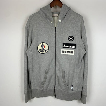 【中古品】【メンズ】 MONCLER モンクレール × FRAGMENT DESIGN フラグメント デザイン 別注コラボ 18AW MAGLIA ZIP HOODIE D209U8400450 809CB 2018年秋冬 マリア ジップ フーディ パーカー 141-260730-sa-10-tei サイズ：M カラー：グレー 万代Net店