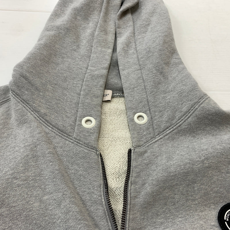【中古品】【メンズ】 MONCLER モンクレール × FRAGMENT DESIGN フラグメント デザイン 別注コラボ 18AW MAGLIA ZIP HOODIE D209U8400450 809CB 2018年秋冬 マリア ジップ フーディ パーカー 141-260730-sa-10-tei サイズ：M カラー：グレー 万代Net店