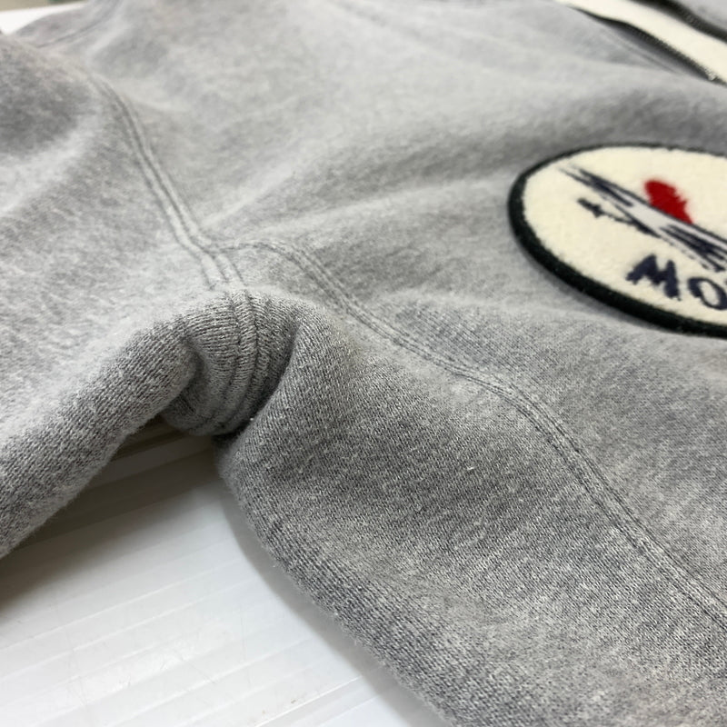 【中古品】【メンズ】 MONCLER モンクレール × FRAGMENT DESIGN フラグメント デザイン 別注コラボ 18AW MAGLIA ZIP HOODIE D209U8400450 809CB 2018年秋冬 マリア ジップ フーディ パーカー 141-260730-sa-10-tei サイズ：M カラー：グレー 万代Net店