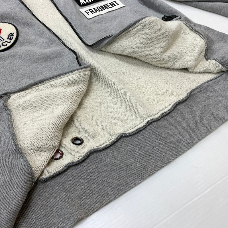 【中古品】【メンズ】 MONCLER モンクレール × FRAGMENT DESIGN フラグメント デザイン 別注コラボ 18AW MAGLIA ZIP HOODIE D209U8400450 809CB 2018年秋冬 マリア ジップ フーディ パーカー 141-260730-sa-10-tei サイズ：M カラー：グレー 万代Net店