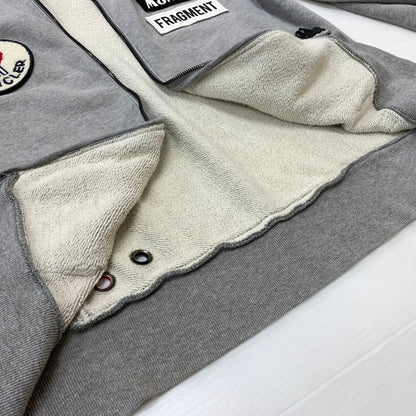 【中古品】【メンズ】 MONCLER モンクレール × FRAGMENT DESIGN フラグメント デザイン 別注コラボ 18AW MAGLIA ZIP HOODIE D209U8400450 809CB 2018年秋冬 マリア ジップ フーディ パーカー 141-260730-sa-10-tei サイズ：M カラー：グレー 万代Net店