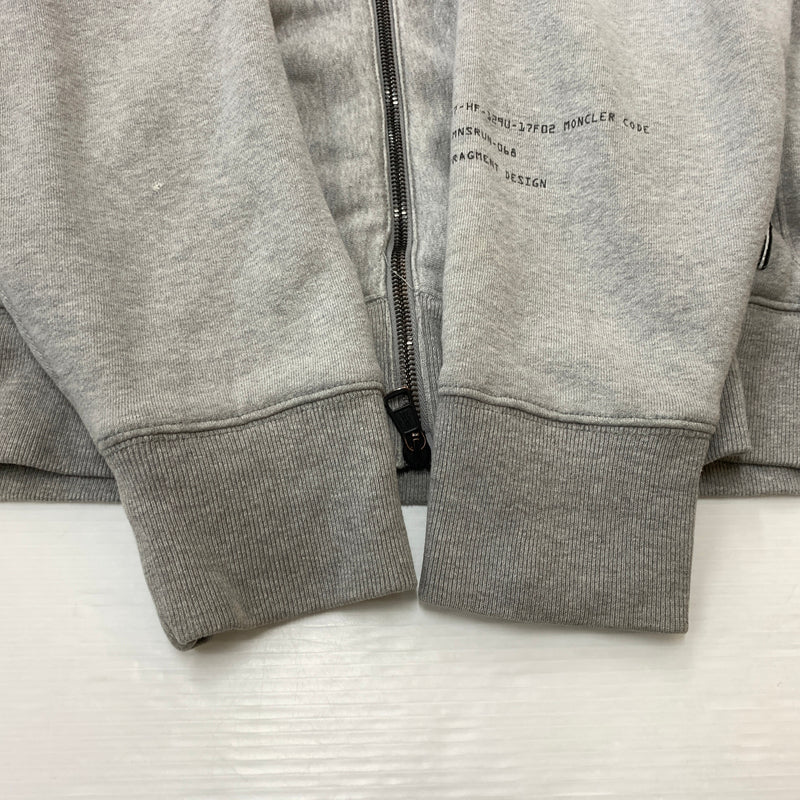 【中古品】【メンズ】 MONCLER モンクレール × FRAGMENT DESIGN フラグメント デザイン 別注コラボ 18AW MAGLIA ZIP HOODIE D209U8400450 809CB 2018年秋冬 マリア ジップ フーディ パーカー 141-260730-sa-10-tei サイズ：M カラー：グレー 万代Net店