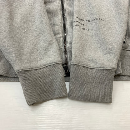 【中古品】【メンズ】 MONCLER モンクレール × FRAGMENT DESIGN フラグメント デザイン 別注コラボ 18AW MAGLIA ZIP HOODIE D209U8400450 809CB 2018年秋冬 マリア ジップ フーディ パーカー 141-260730-sa-10-tei サイズ：M カラー：グレー 万代Net店