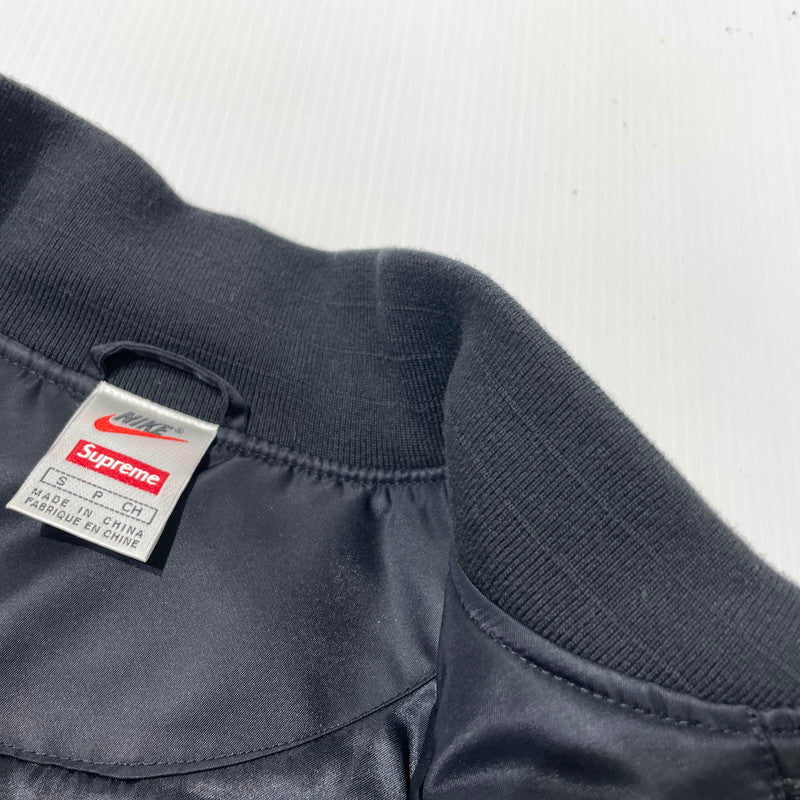 【中古品】【メンズ】 SUPREME シュプリーム× NIKE ナイキ × NBA TEAMS NBAチーム 別注コラボ 18SS WARM-UP JACKET ウォームアップ ジャケット アウター 149-260801-yo-09-tei サイズ：S カラー：ブラック 万代Net店