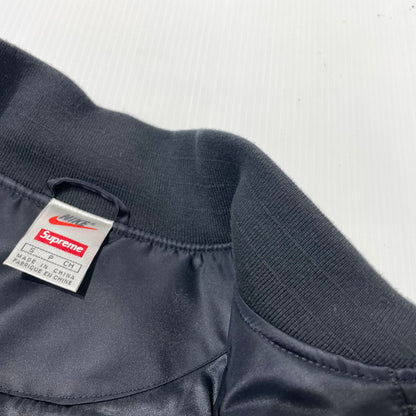【中古品】【メンズ】 SUPREME シュプリーム× NIKE ナイキ × NBA TEAMS NBAチーム 別注コラボ 18SS WARM-UP JACKET ウォームアップ ジャケット アウター 149-260801-yo-09-tei サイズ：S カラー：ブラック 万代Net店